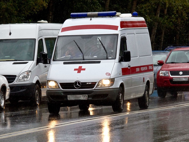 На севере Москвы мужчина напал с ножом на врачей скорой помощи