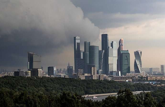 Гроза с ливнями и градом обрушатся на Москву в понедельник