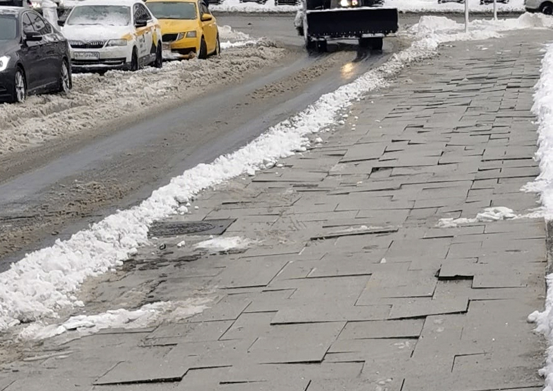 Депутат МГД Яндиев предложил создать Департамент ремонта тротуарной плитки