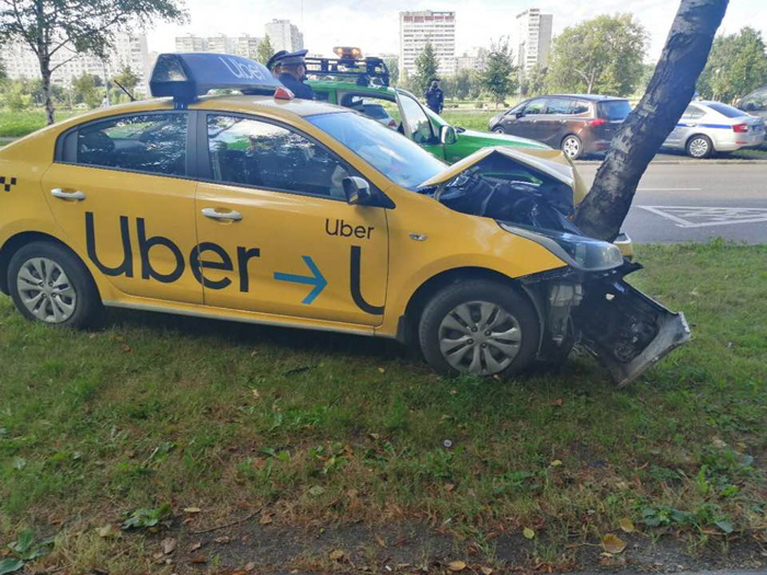На востоке Москвы водитель такси врезался в дерево