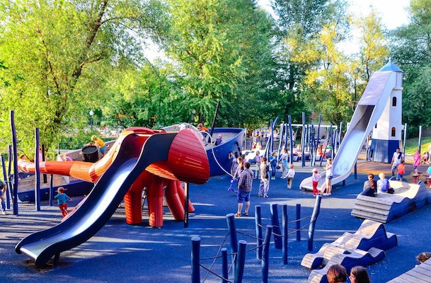 В Парке Горького открыли самую большую в стране детскую площадку 