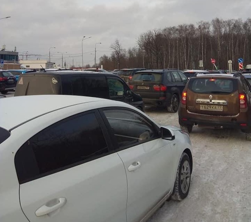 Платную парковку ввели около продуктового рынка в Москве перед новогодними праздниками