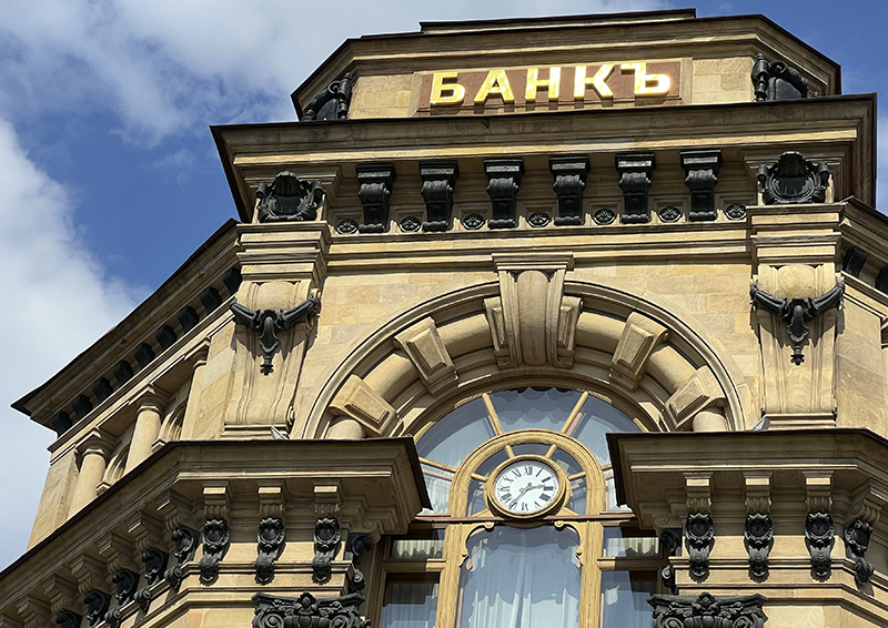 С какими сложностями сталкиваются иностранные банки, обслуживающие клиентов из России
