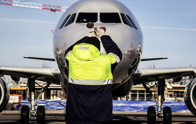 Адвокат: «Предложение авиакомпаний вернуть пассажиру вместо денег за отмененный рейс ваучер находится за гранью юридической логики»