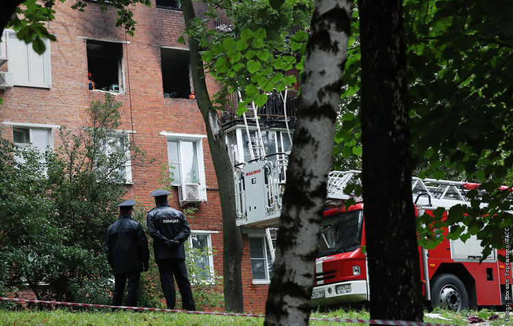 В МЧС назвали предварительную причину пожара в жилом доме на западе Москвы