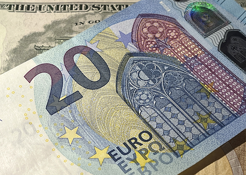 Названы факторы, которые могут повлиять на позиционирование доллара к евро и другим валютам