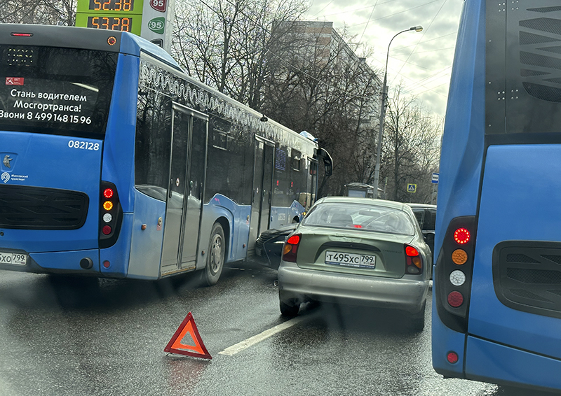 Пассажирский автобус попал в ДТП на юго-западе Москвы