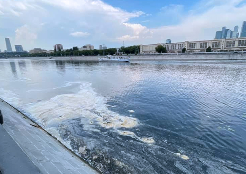 Жители Хамовников сообщили о возможном сливе неизвестных веществ в Москву-реку