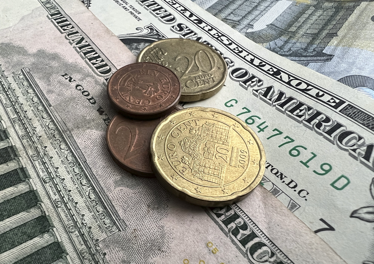 Россиянам дали советы по поводу покупки валюты перед сезоном отпусков