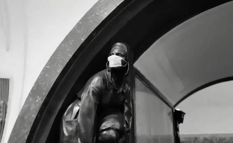 В московском метро на скульптуры людей и животных надели маски