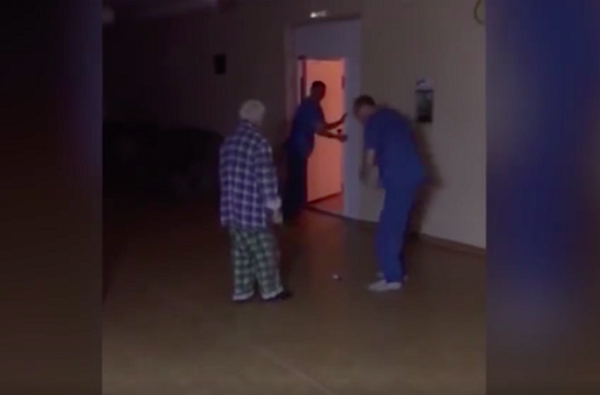 Санитары магнитогорской больницы сняли на видео издевательства над пациентом