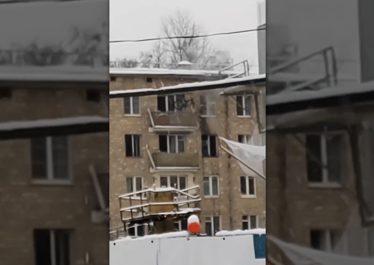 Вещи полетели из окна во время пожара в квартире на юго-западе Москвы