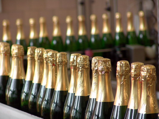  К новогодним праздникам цены на шампанское в РФ вырастут на 15%