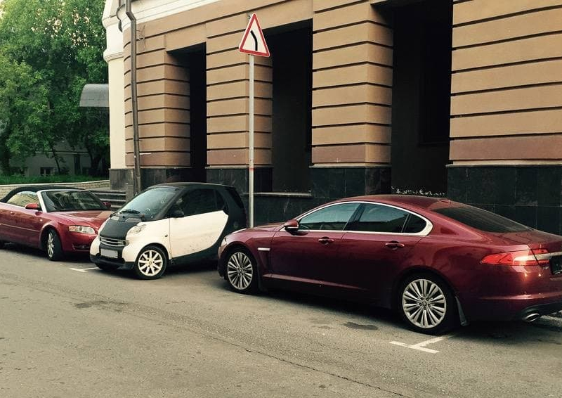 Автоэксперты оценили необходимость пересмотра правил парковки для компактных автомобилей 