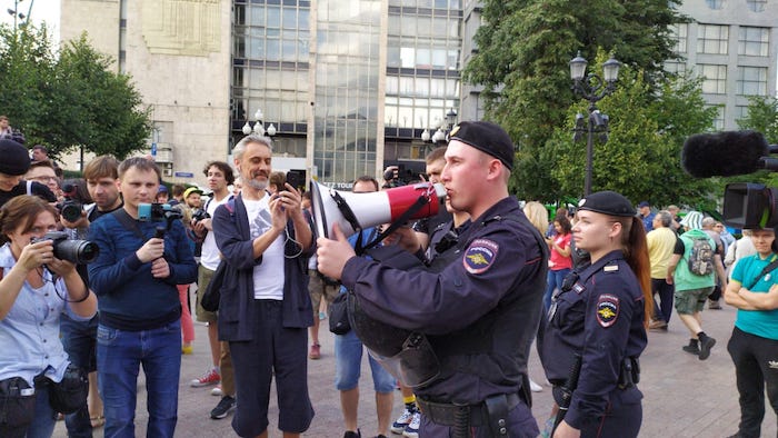 В центре Москвы проходит акция против политических репрессий: власти готовы ввести чрезвычайное положение?