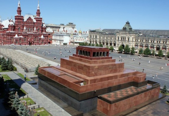 Половина россиян – за вынос тела Ленина из Мавзолея