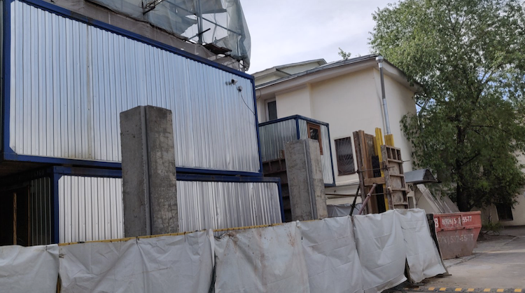 В Москве собственник незаконно пристроил железобетонный забор к усадьбе Шубиных