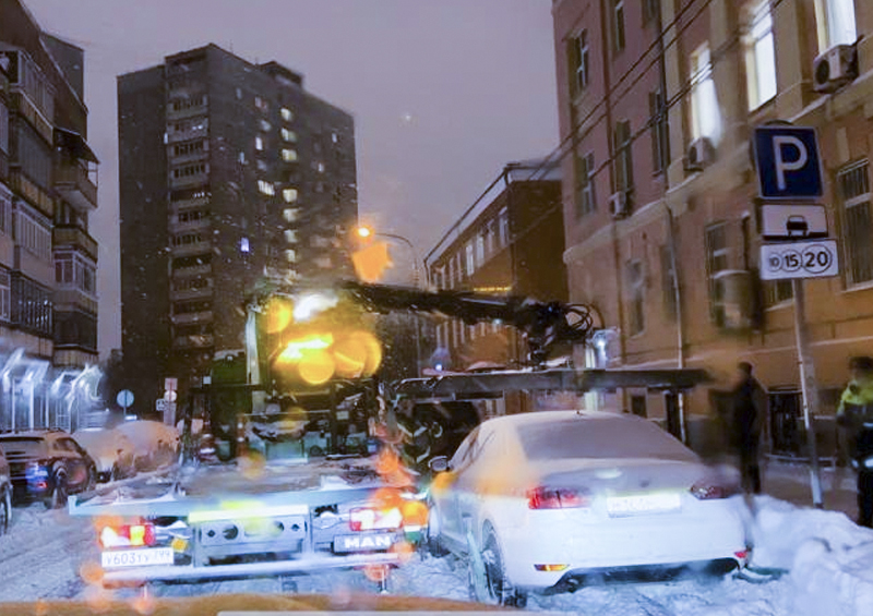 Незавидная судьба московских автомобилистов: к снегопаду и неочищенным дорогам прибавились парализующие движение эвакуаторы МАДИ