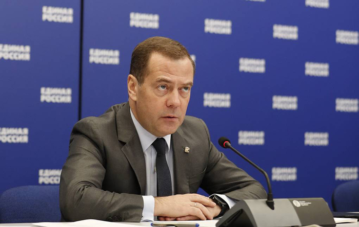 «Не самый удачный образчик популизма»: эксперты прокомментировали обращение Медведева к единороссам направить зарплату на помощь медикам