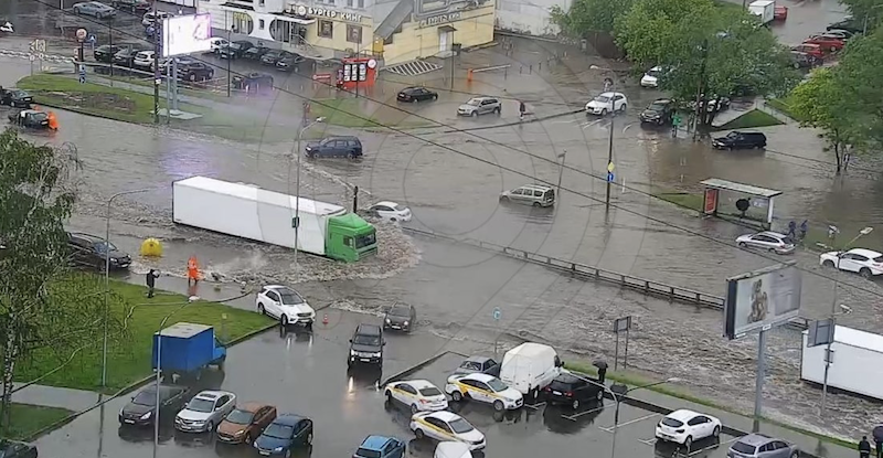 На Боровском шоссе задерживаются автобусы из-за подтопления проезжей части