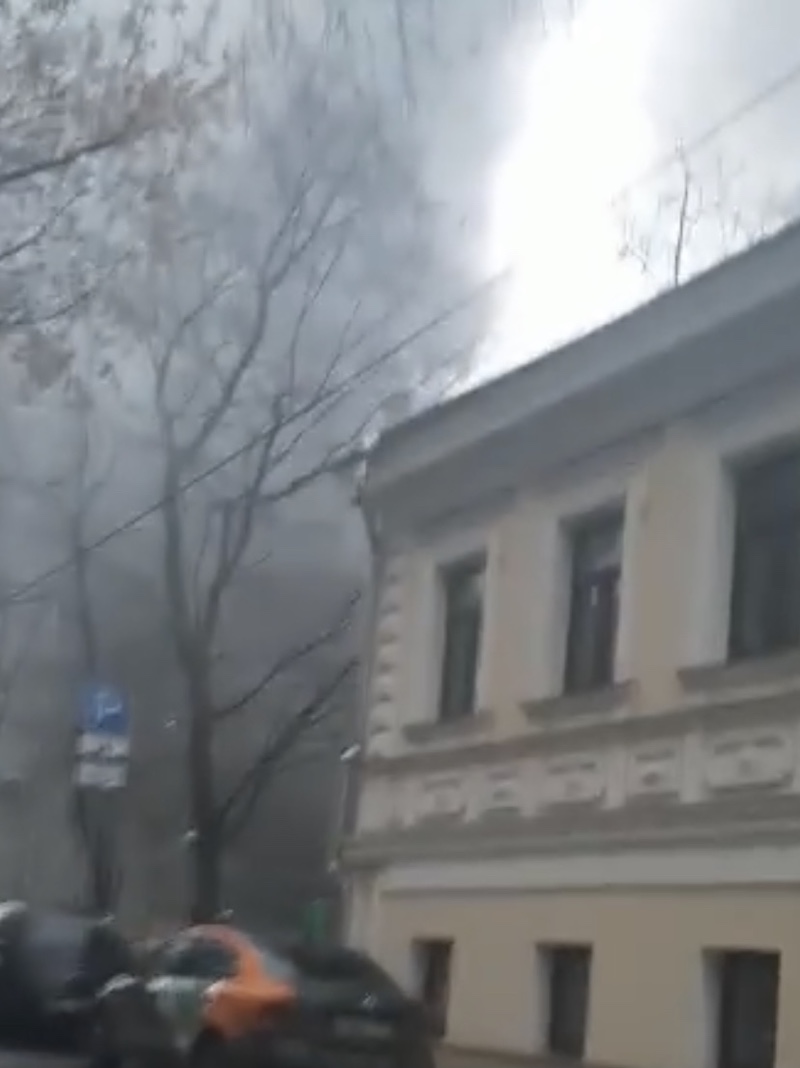 В центре Москвы загорелся легковой автомобиль