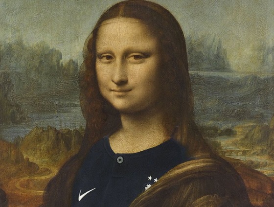 «Джоконда» переоделась в футболку сборной Франции