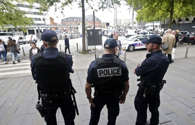 Полиция Марселя: «Автобусные остановки протаранил психически нездоровый уголовник»