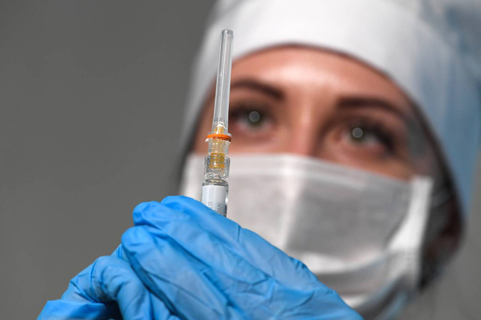 Депутат Госдумы: «Лекарство не должно быть страшнее болезни». В России планируют вакцинировать от COVID-19 вместе с другими плановыми прививками