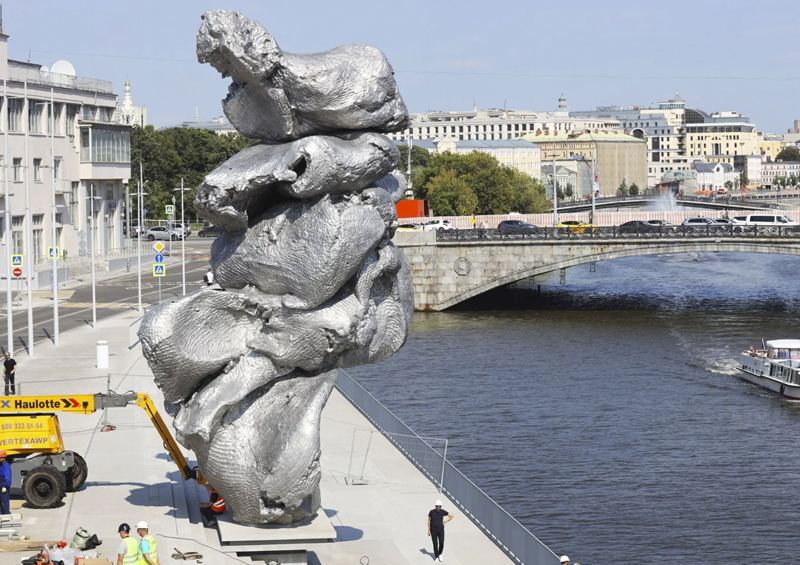Собянина попросят «убрать порочную скульптуру с Болотной набережной»