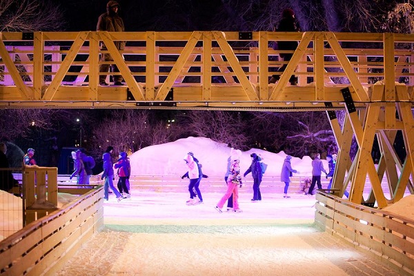 В новогоднюю ночь в Парке Горького обрушился пешеходный мост над катком. Фото