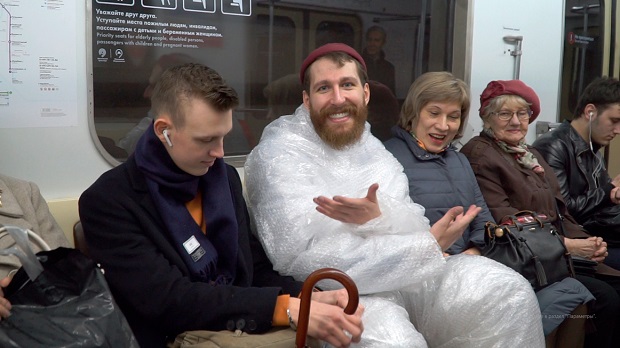 Человек-антистресс появился в московском метро 