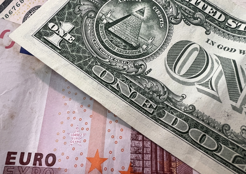 Экономист Иосиф Дискин объяснил, чем опасно падение курса доллара и евро