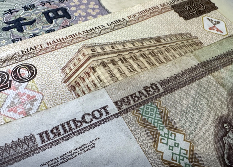 Эксперты рассказали, почему россияне активно снимают валютные вклады