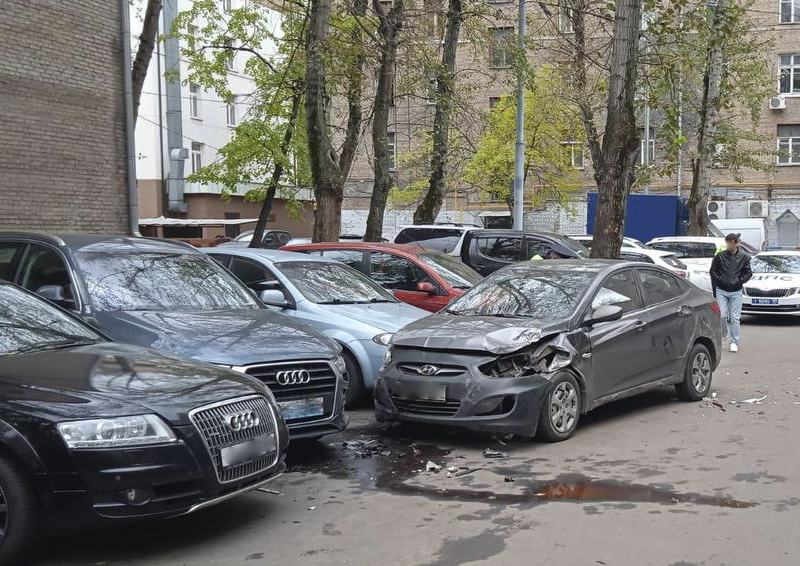 На юго-востоке Москвы пьяная девушка-водитель протаранила 7 припаркованных автомобилей 