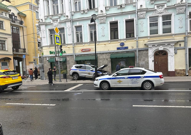 В центре Москвы полицейский автомобиль вылетел на тротуар и врезался в фасад дома