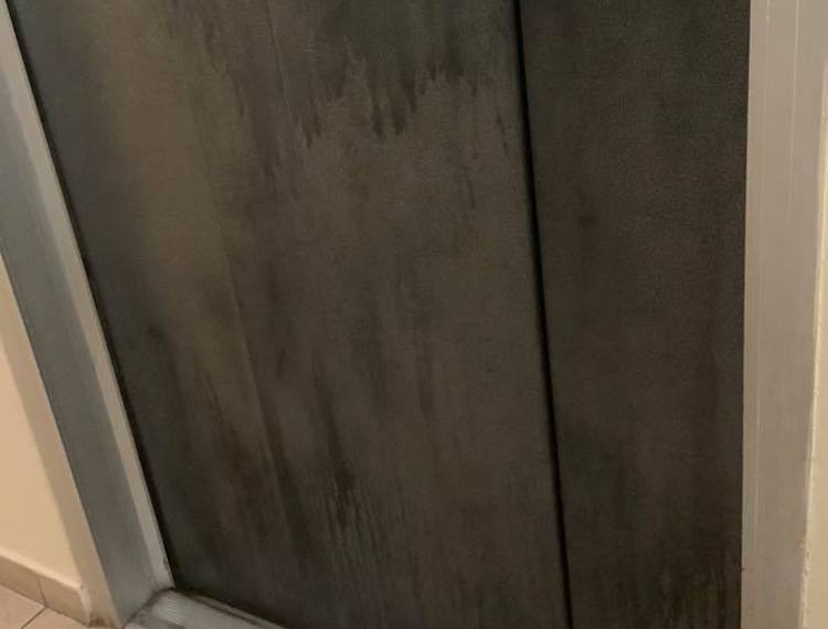 Жители Черёмушек требуют восстановить двери лифта, испорченные санобработкой