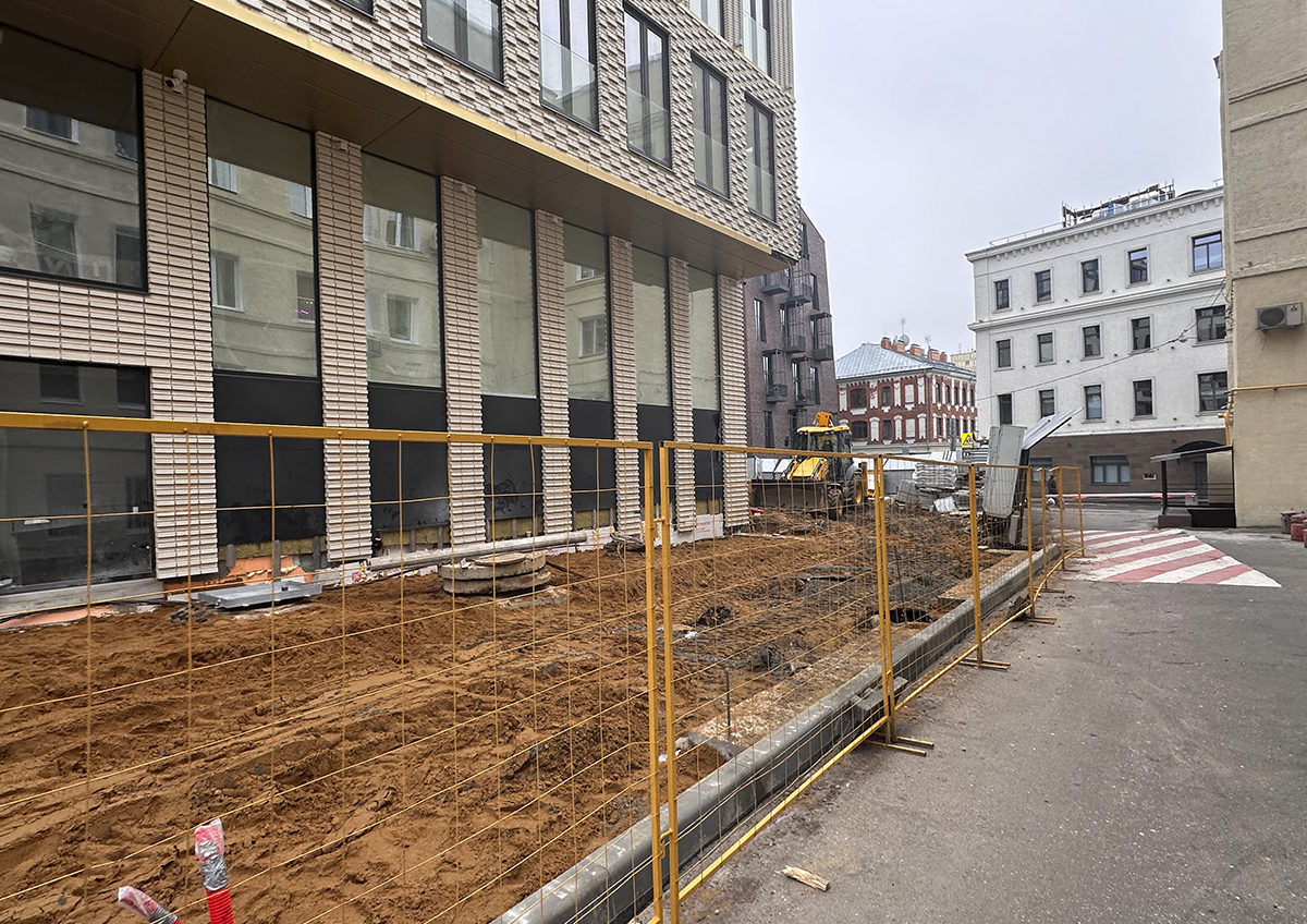 Жители дома 9 на Серебряническом переулке переживают, что останутся без парковки