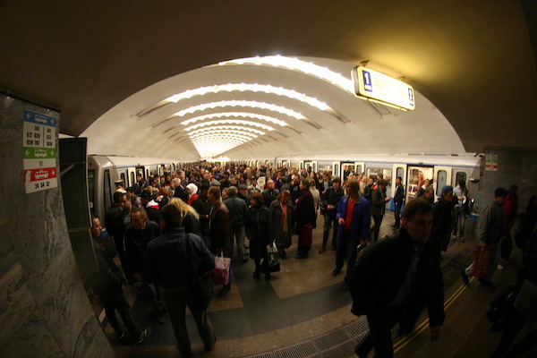 Движение поездов на Калининской линии метро восстановлено после инцидента с пассажиром