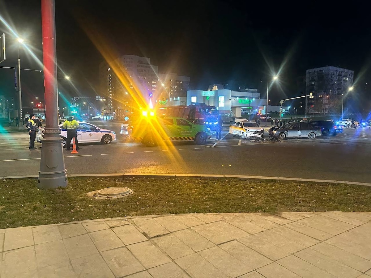 ДТП на Севастопольском проспекте: 4 бригады скорой помощи, движение затруднено