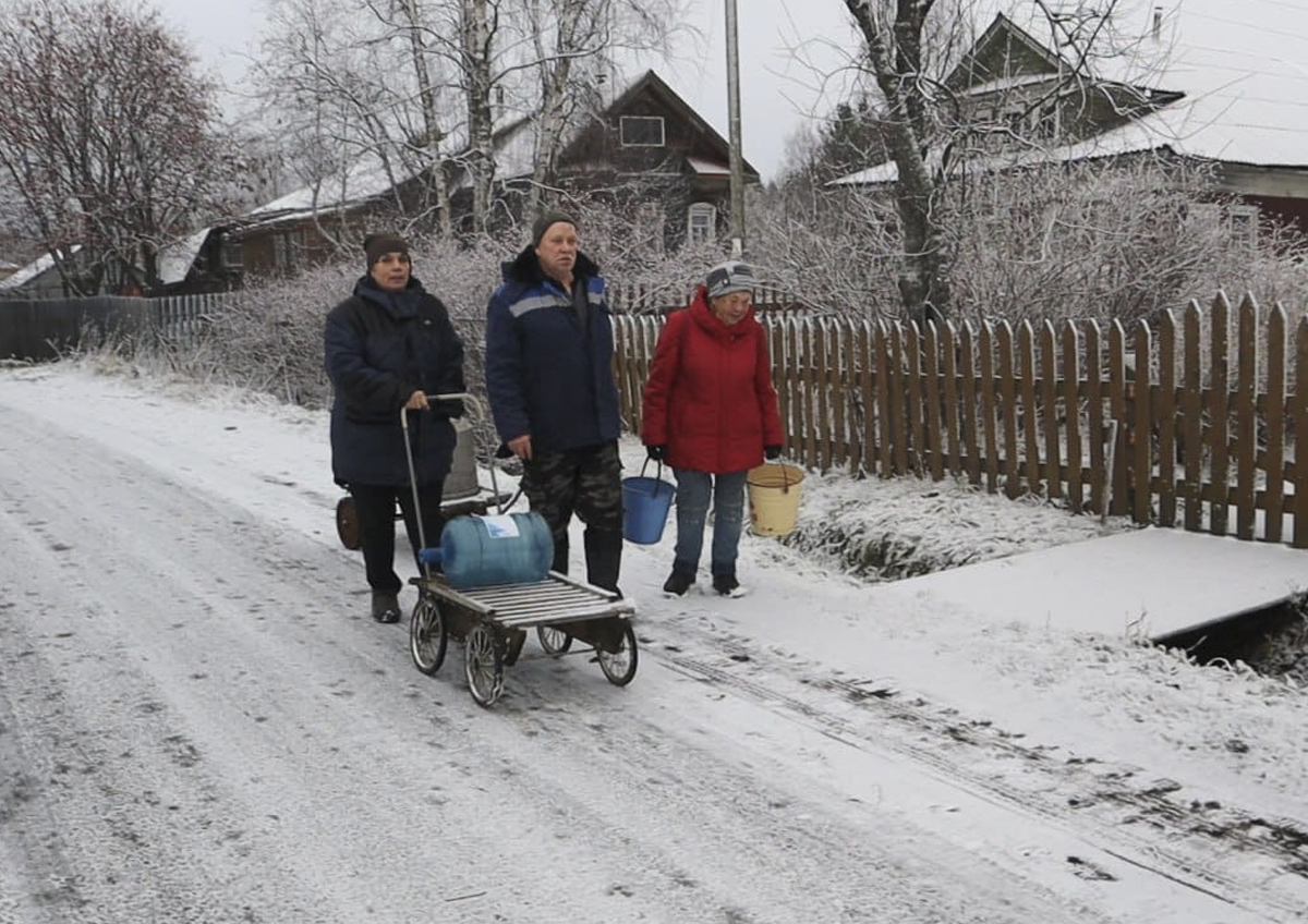 «За платной водой — 2 км по трассе», или как живут люди под Архангельском