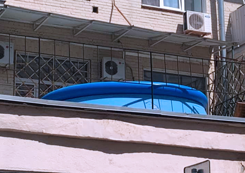 На крыше детской поликлиники в центре Москвы установили надувной бассейн