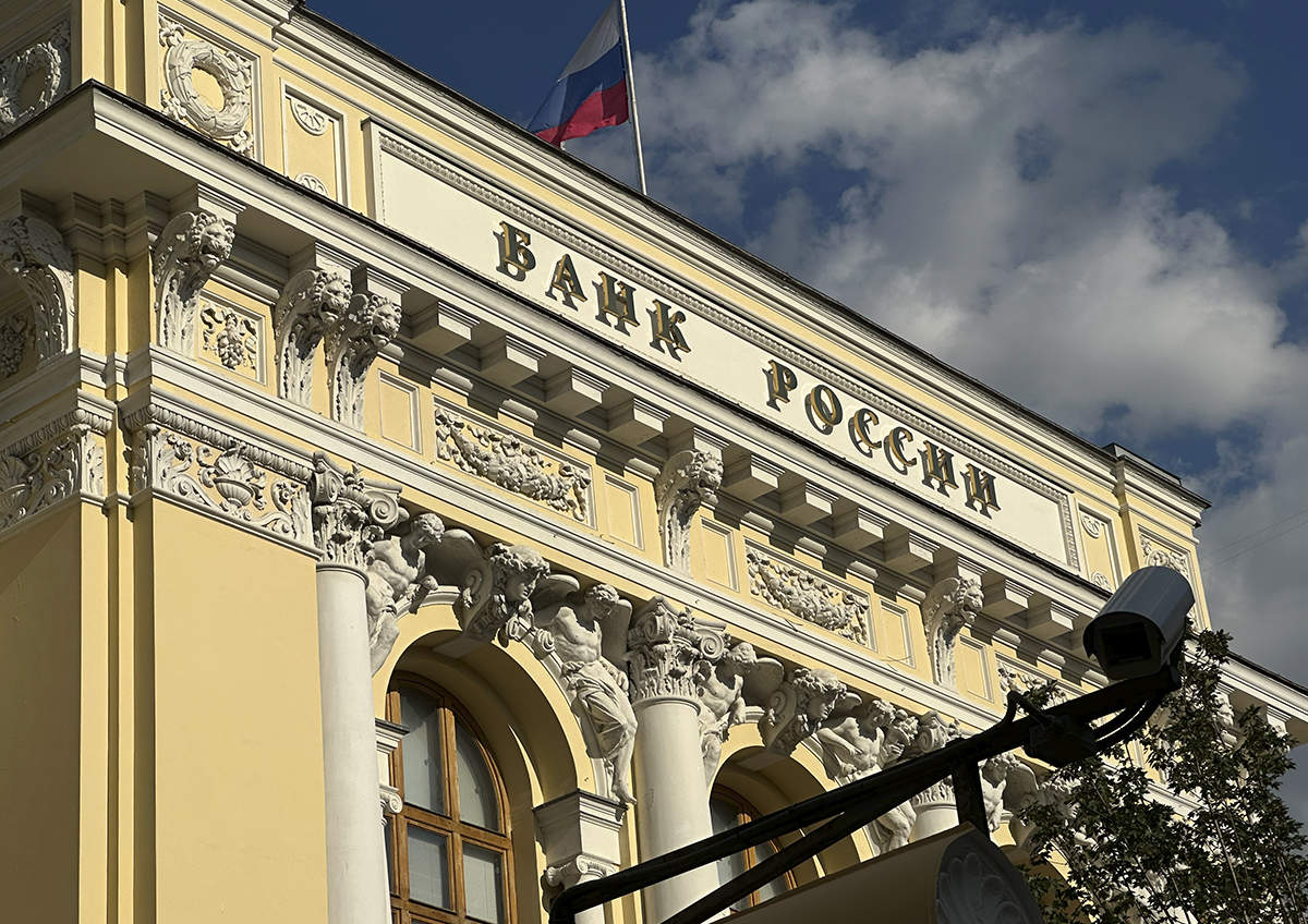 В пятницу Банк России может рассмотреть три опции