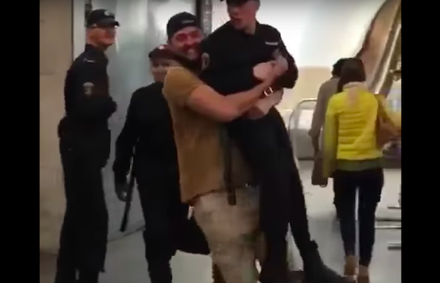 Шутник, пронесший полицейского по вестибюлю московском метро, отделался легким испугом