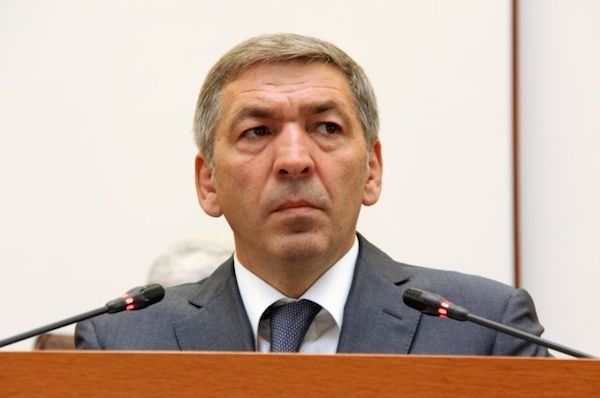 У врио главы правительства Дагестана нашли золотой пистолет и два автомата Калашникова