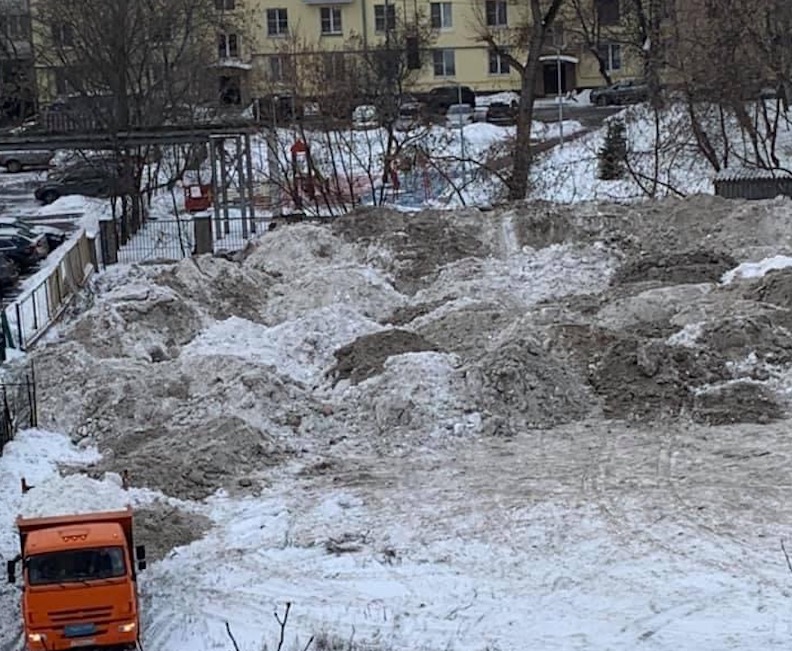 В центре Москвы грязный снег сбрасывают прямо во дворах