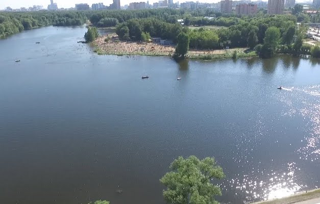 В Москве трое мужчин едва не утонули, пытаясь переплыть Большой Садовый пруд