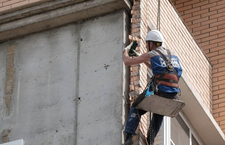Специалисты не исключили повторного обрушения облицовки стены дома в  Красногорске | Новости общества