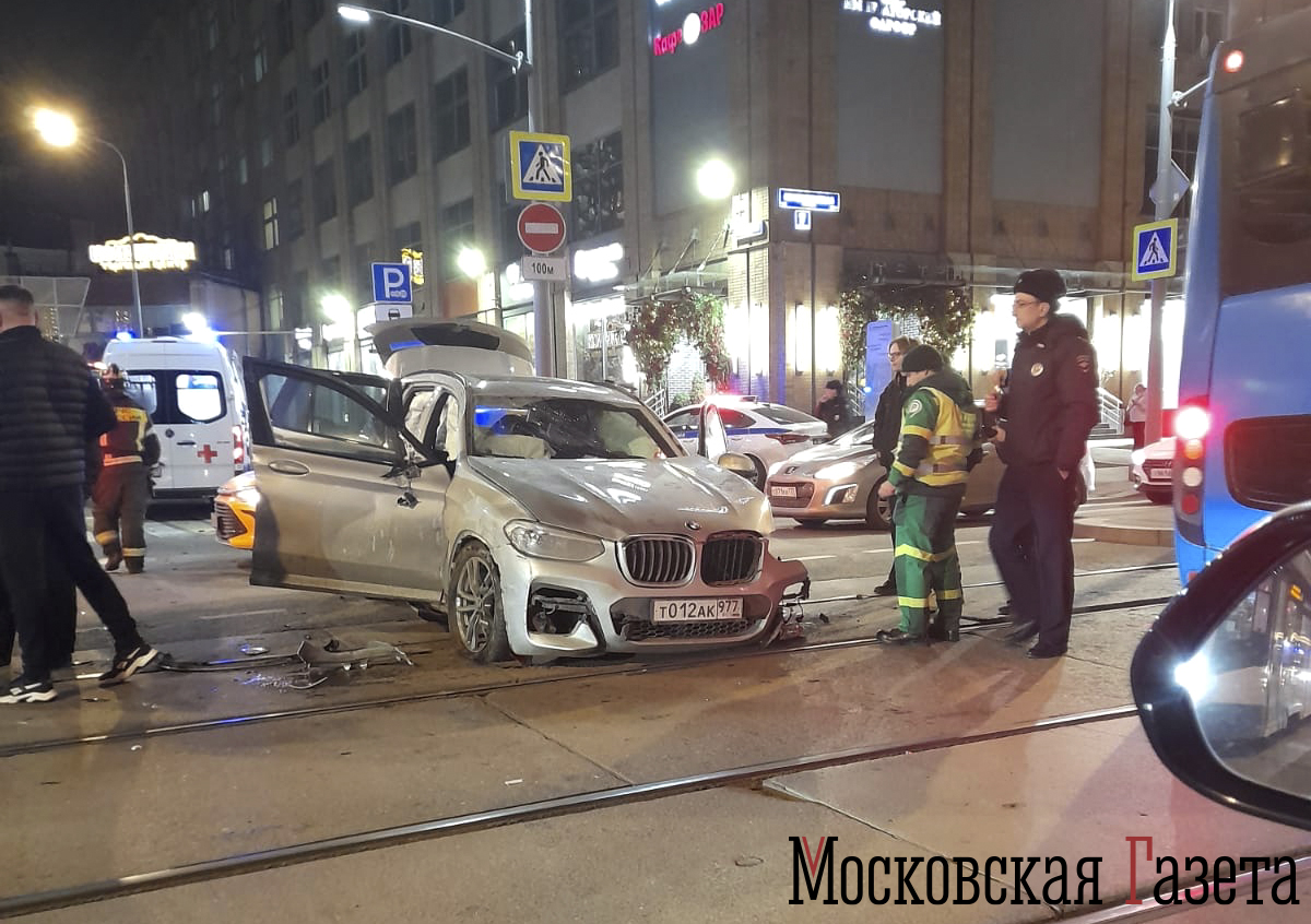 В центре Москвы водитель BMW выехал на тротуар, есть пострадавшие