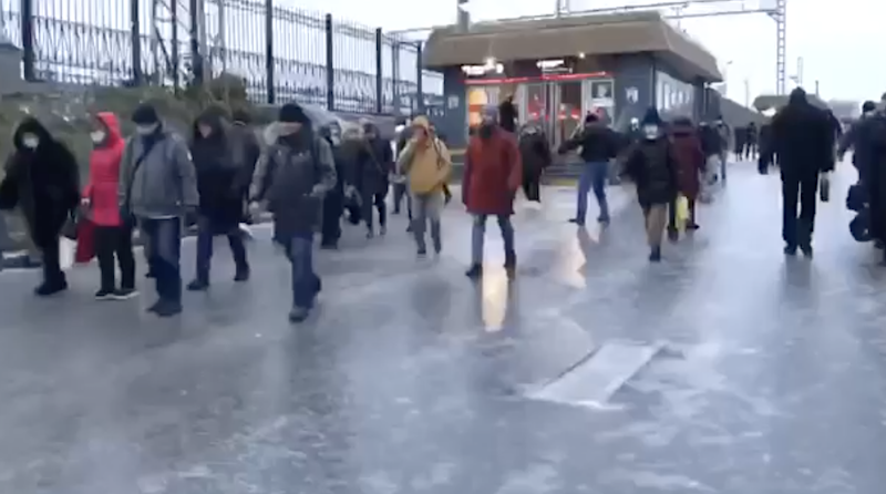 В Сети появились кадры последствий ледяного дождя в Москве