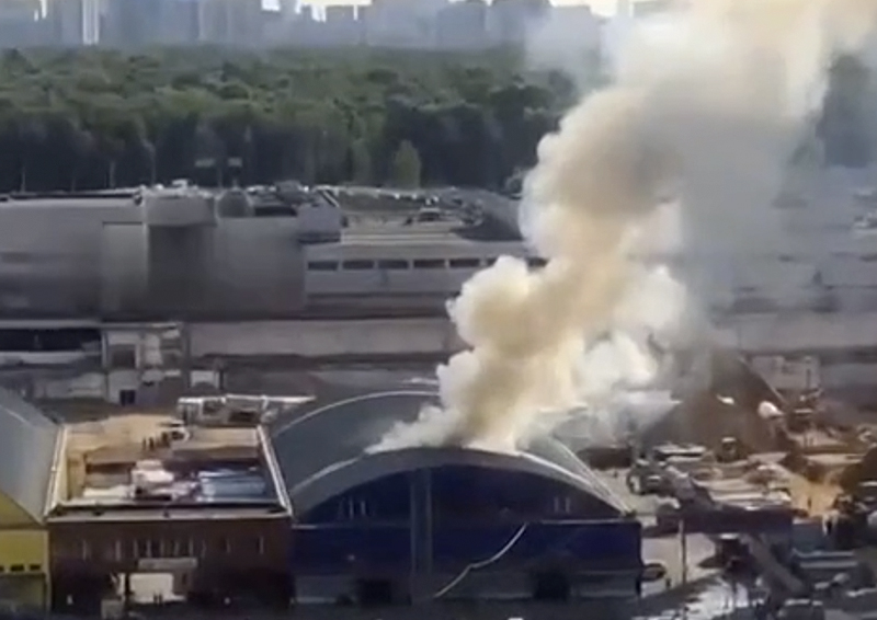 На севере Москвы горит склад